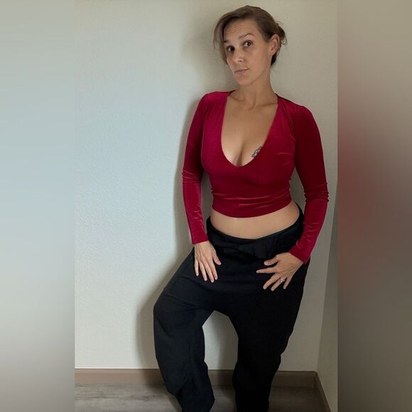 Urban Outfitters Deep V Velvet Top Magenta Pink Metallic Medium - Picture 3 of 10